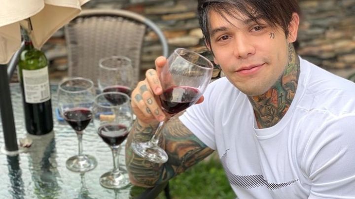 ¿Pretexto para experimentar? Por apuesta que no perdió, youtuber se coloca implantes de seno