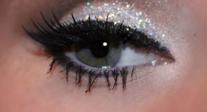 ¡Miradas que deslumbran! Descubre cómo llevar maquillaje de ojos con 'glitter'