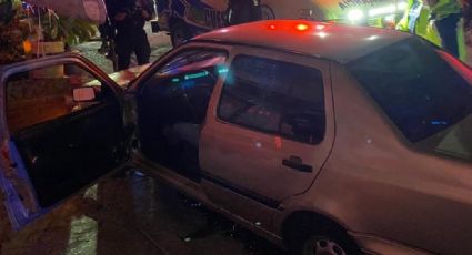 De varios balazos, hombre muere dentro de su auto; fue alcanzado por los sicarios