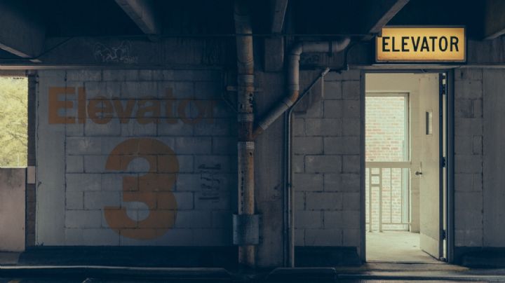 Aterrador final: Hombre muere triturado en un elevador al intentar recuperar un celular