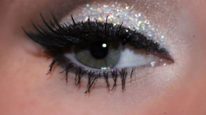 ¡Miradas que deslumbran! Descubre cómo llevar maquillaje de ojos con 'glitter'