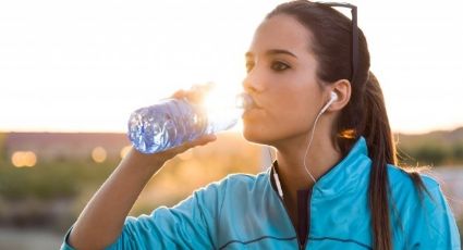 Evita un golpe de calor con estos consejos para mantenerse hidratado