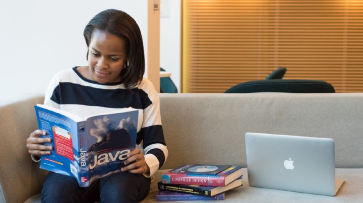 ¿Hombres o mujeres? Conoce quiénes leen más en México, según información del Inegi