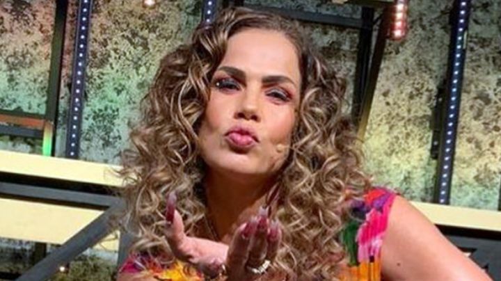 Con atrevido VIDEO entre pétalos de rosas, Niurka celebra el Día de las Madres en Instagram