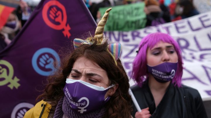 Reportan hombres infiltrados marcha feminista; los sujetos agredieron a mujeres policías