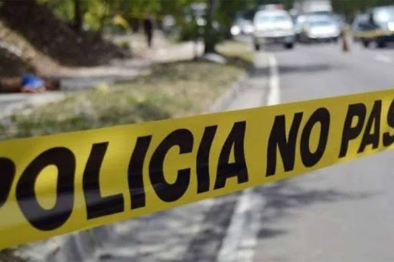 Tendero mata a dos que estaban golpeando a su hijo