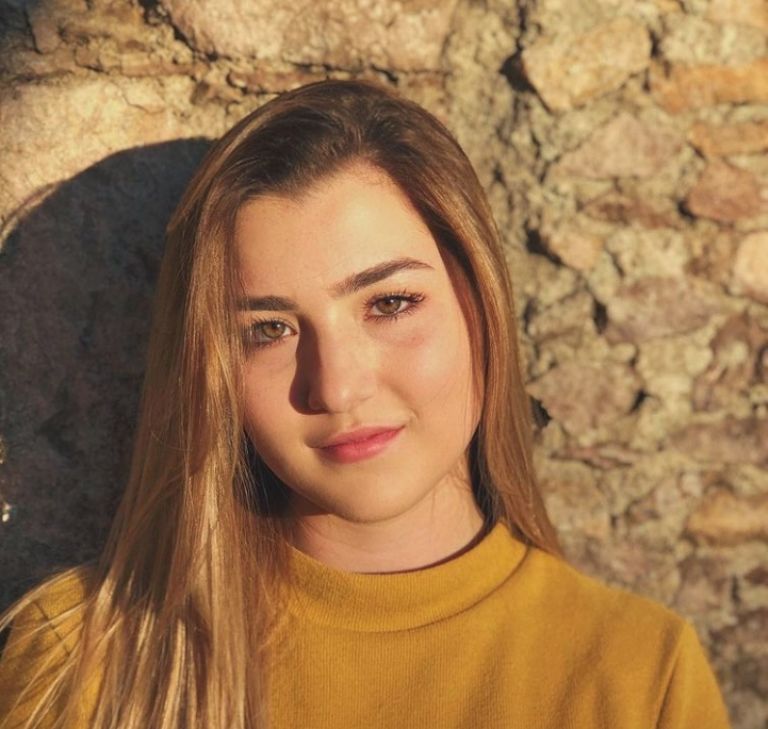 Melanie Carmona defiende a su padre 