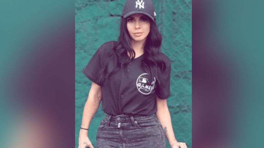 Junto a un mural, Jimena Sánchez derrocha belleza al celebrar el inicio de la MLB