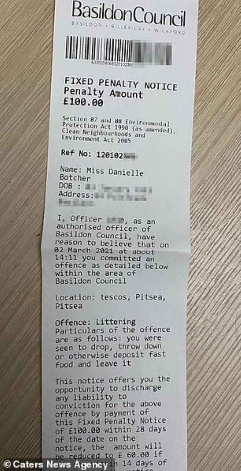 Multan por tirar una galleta en el suelo