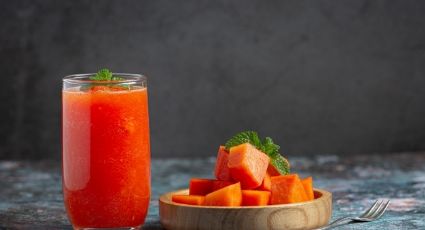Saborea el refrescante sabor de esta agua de papaya con mango y olvídate del calor