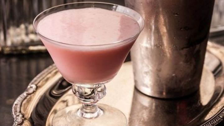 Comienza tu fin de semana con este cóctel 'pink lady' de ginebra