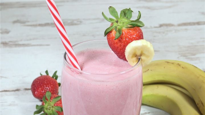 Dale un toque refrescante a tu comida con esta cremosa agua de fresa y plátano