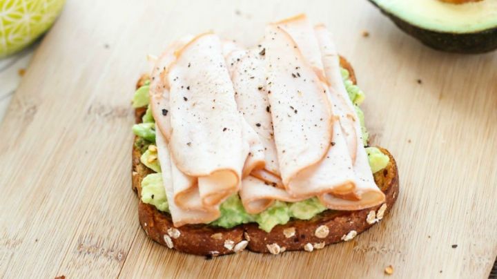 ¡En menos de 5 minutos! Este desayuno de pavo con aguacate será muy fácil de preparar