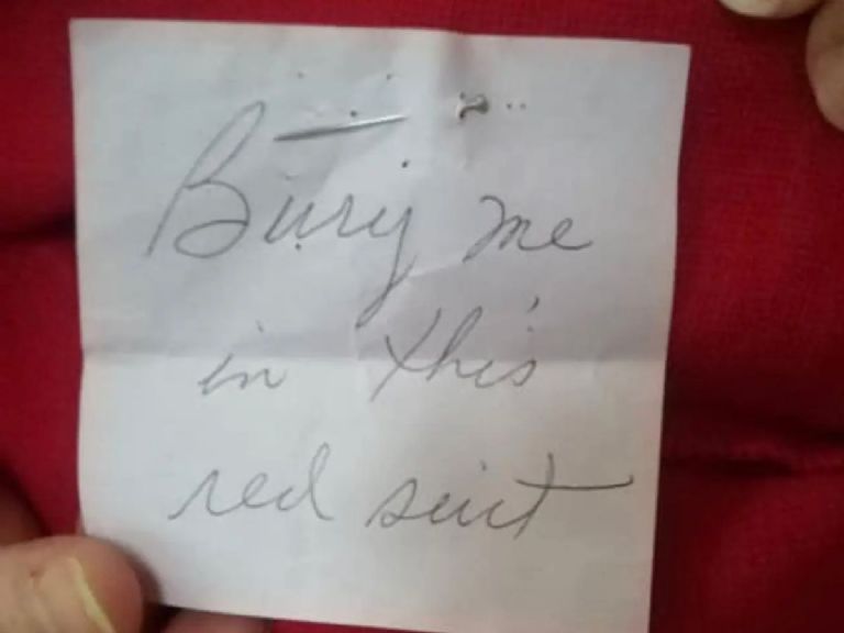 Descubren mensaje en la bolsa de un saco rojo