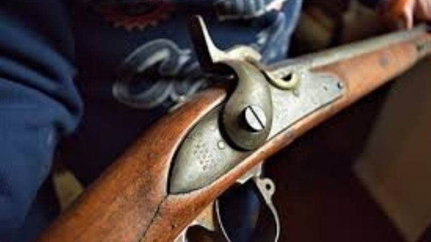 Discuten vecinos en Durango; uno de ellos fue por su escopeta y baleó a los otros