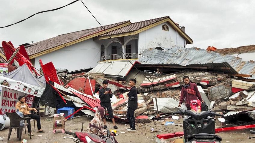 8 muertos y 23 heridos, el saldo del fuerte terremoto en Indonesia; hay 300 edificios dañados