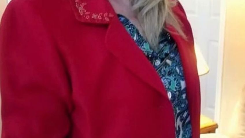 Llegó a comprar un saco rojo a una tienda de segunda y encontró este mensaje en una bolsa