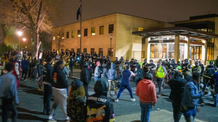 Arde Minneapolis: Decretan toque de queda tras asesinato de joven afroamericano