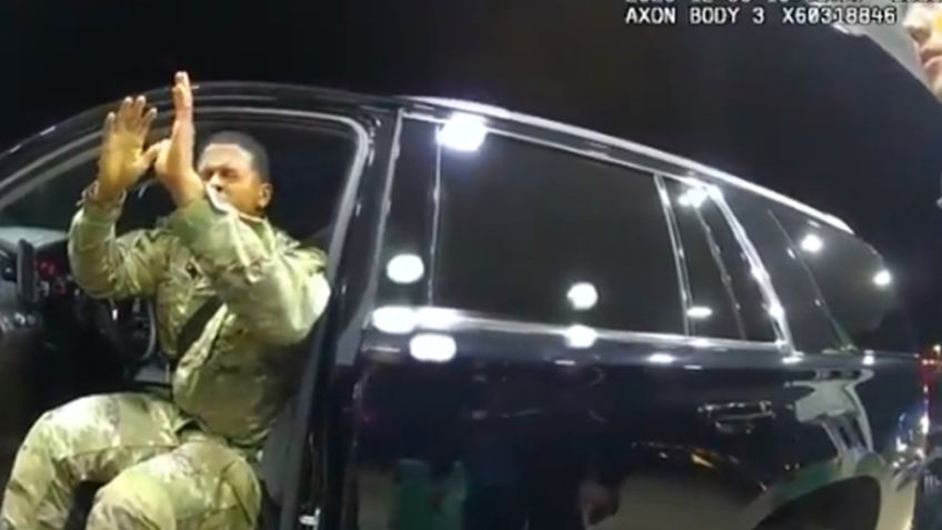 VIDEO: Policía rocía gas pimienta a militar afroamericano en EU; acusan abuso policial