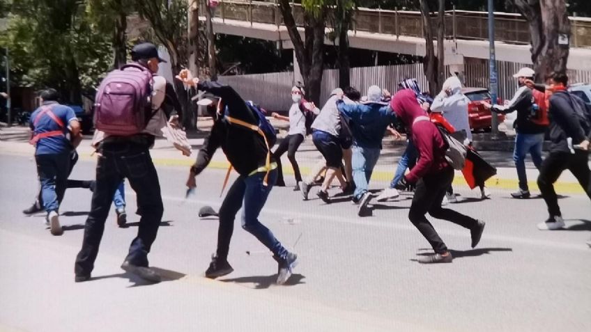 Normalistas de Oaxaca agreden a periodistas por cubrir protestas; hay al menos 4 heridos