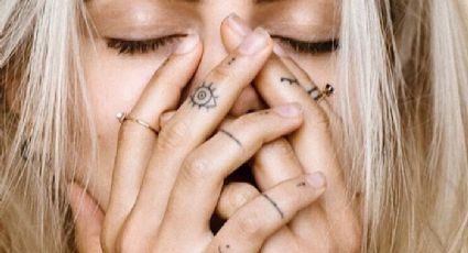 Lleva las enseñanzas de la vida con estos tatuajes para mujeres en los dedos