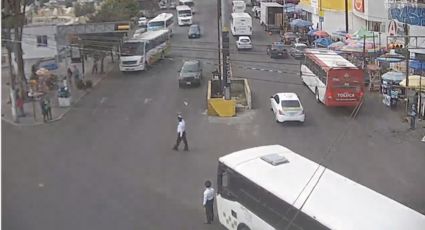 FUERTE VIDEO: Camión de pasajeros embiste a un policía; su rostro fue gravemente herido