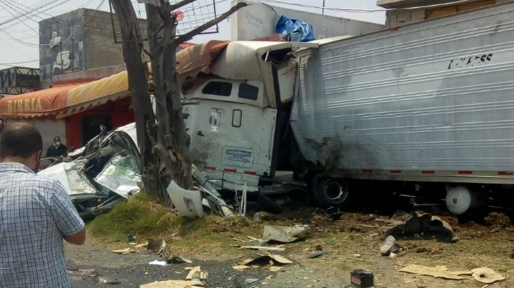 Tráiler provoca fatal accidente en la México-Toluca; el saldo es de tres personas sin vida