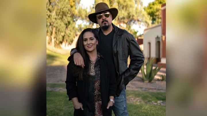 En una sola FOTO, Pepe Aguilar pone a posar a "el amor de su vida" a lado de su esposa