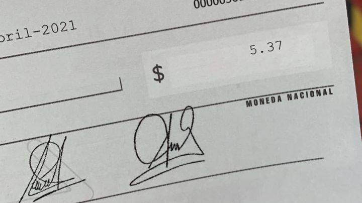 "Es una burla": Médico del Issste recibe cheque de 5.37 pesos; no es la primera vez