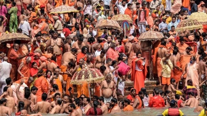 Miles de peregrinos dan positivo a Covid-19 tras asistir a celebración religiosa en la India