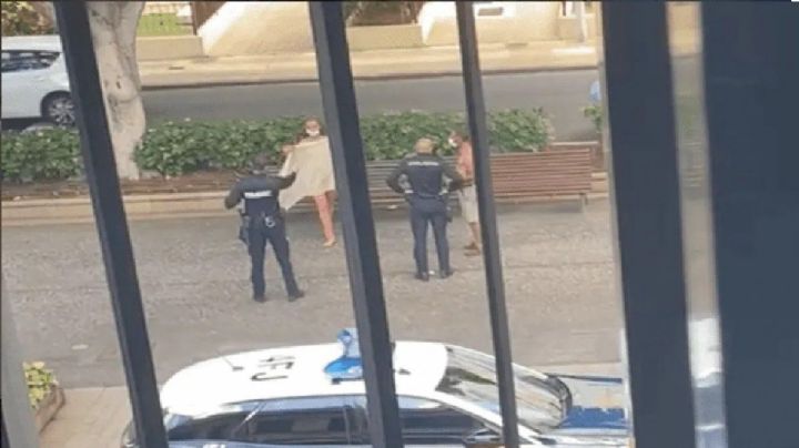 ¡Sin pudor! Pareja de exhibicionistas es arrestada frente a una escuela de España