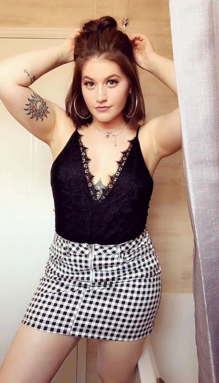 Scarlett Aldrich se tatuó el número telefónico de un recluso