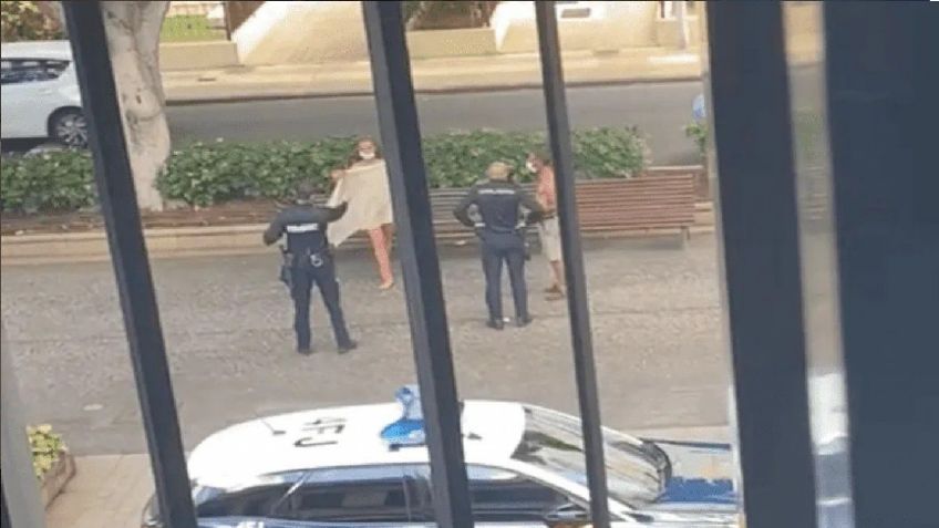 ¡Sin pudor! Pareja de exhibicionistas es arrestada frente a una escuela de España