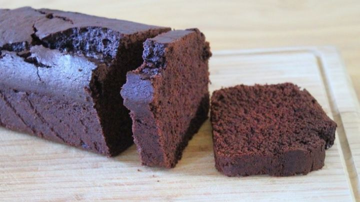 Deslumbra el paladar de tus seres queridos con este panqué de chocolate sin horno