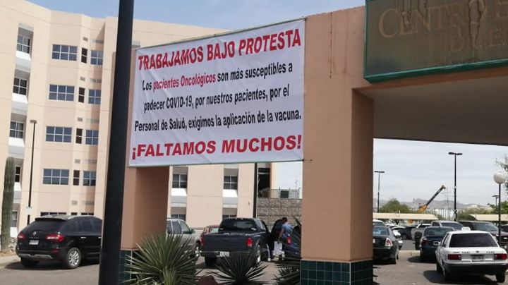 Personal médico de Hermosillo coloca lonas de protesta por falta de vacunación contra Covid-19