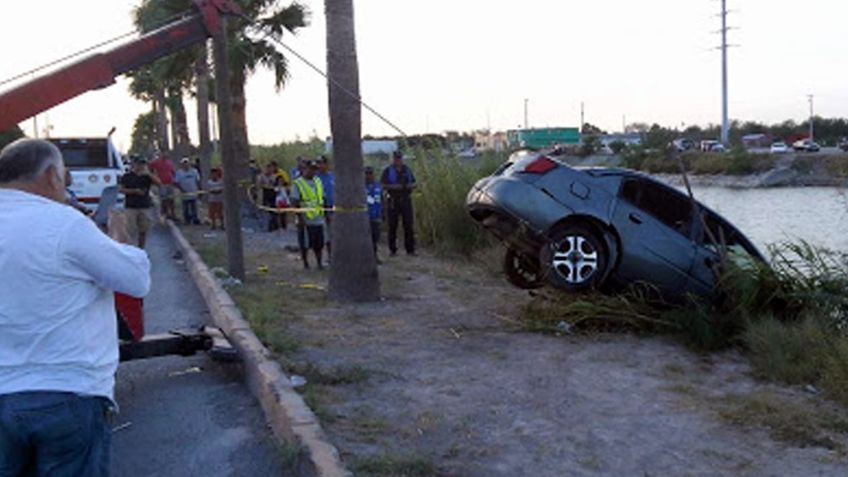 Conductora se salva de morir ahogada en Sonora; su automóvil se precipitó a un canal