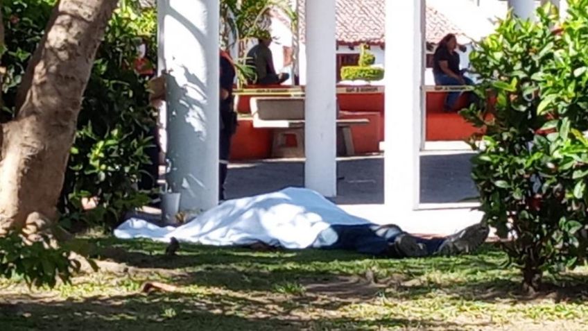A plena luz del día: Localizan cadáver en plaza comercial de Puerto Vallarta