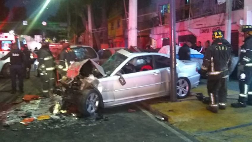 Conductor de BMW se impacta contra autos estacionados en CDMX; deja 2 muertos y 2 heridos
