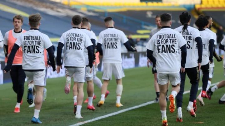 Jugadores del Leeds usan camisetas en contra de la realización de la Superliga