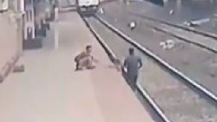 VIDEO: Héroe arriesga su vida para salvar la vida de un niño que cayó a las vías del tren