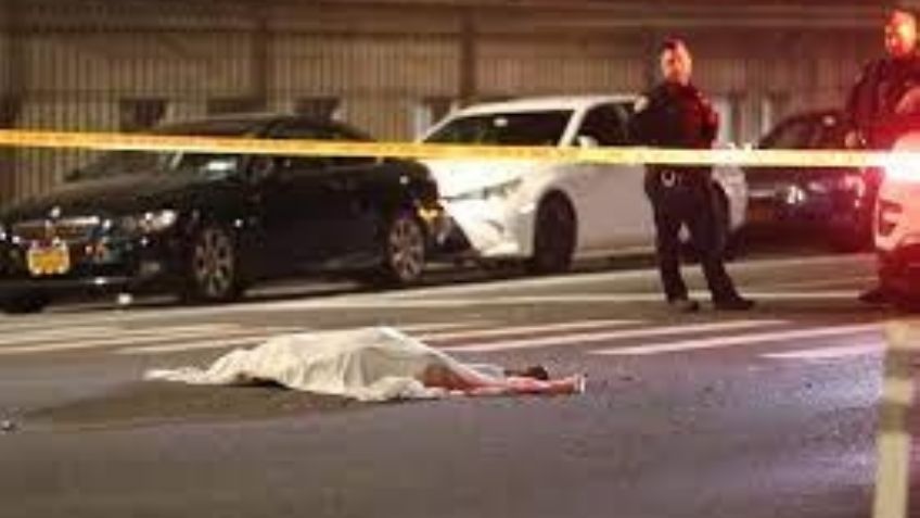 Automovilista atropella y arrastra a un hombre que se acostó a mitad de la calle