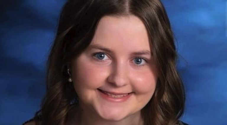 Emma Burkey terminó en coma y con tres cirugías por vacuna contra Covid-19