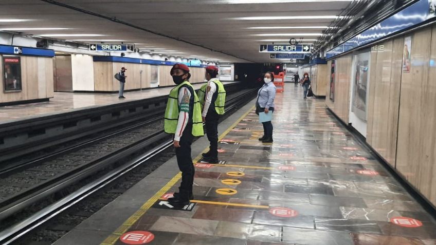 ¡No se salva! Policía de la CDMX sufre asalto afuera de las instalaciones del Metro