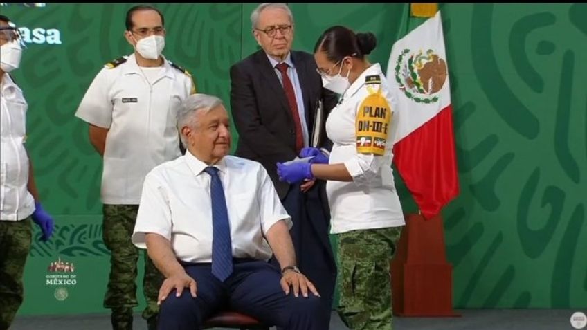 Con memes se mofan de la vacunación anti Covid-19 que recibió AMLO en Palacio Nacional