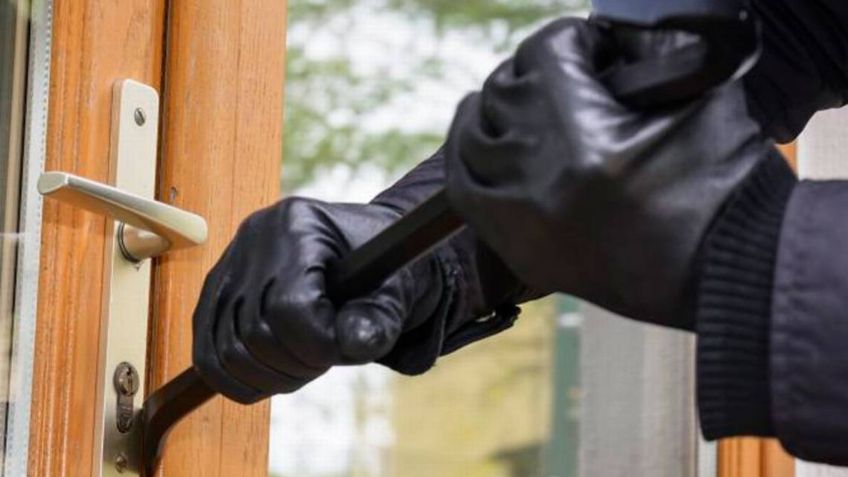 (VIDEO) Karma instantáneo: Ladrón cae desde el segundo piso luego de sufrir desmayo