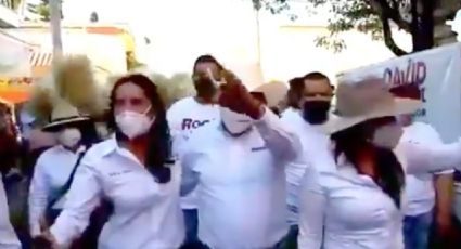 Candidato de Morena vuelve a 'manosear' a Rocío Moreno; sucedió en una transmisión en vivo