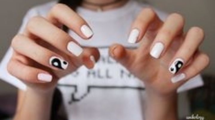 Dale equilibrio a tu estilo con estos diseños de uñas de Yin yang