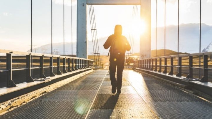 Niño iba a la escuela y cae de puente; mujer fracasa al tratar de sacarlo del agua; temen lo peor