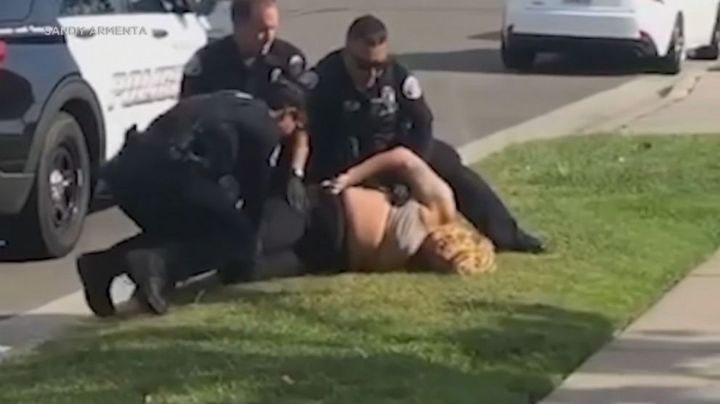 VIDEO: Suspenden a un policía por golpear en la cara a una mujer sometida durante arresto