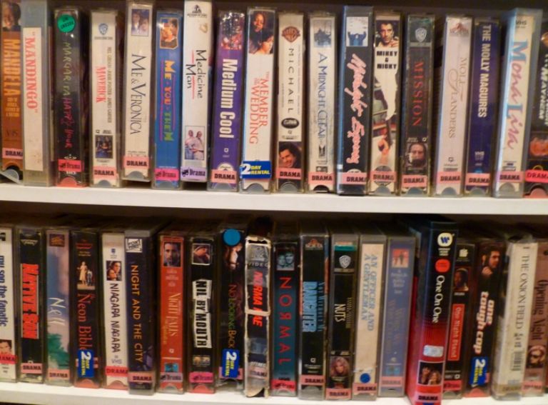 Mujer descubre que tenía una orden de arresto pendiente por no regresar un VHS de Sabrina la Bruja Adolescente